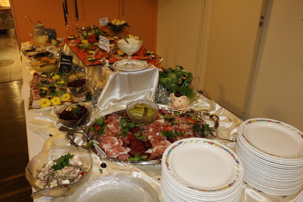 Uetendorf Hotel Restaurant Roessli מראה חיצוני תמונה